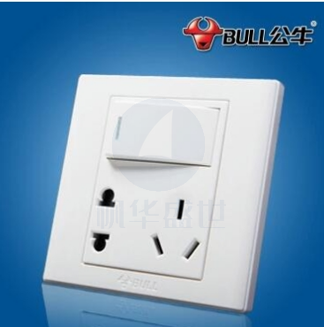 公牛一开五孔双控插座  G05E334